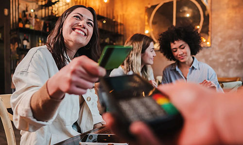 Customer paying with chip & pin linked to till software